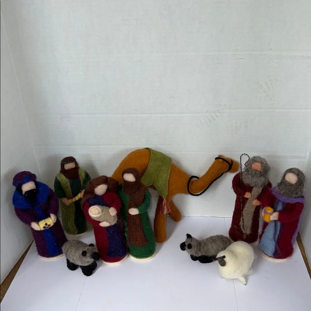 Handcrafted Felt Nativity Set - Picture 2 of 16